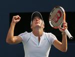 Belgiske Henin-Hardenne jubler efter sidste bold mod serberen Jankovic. 