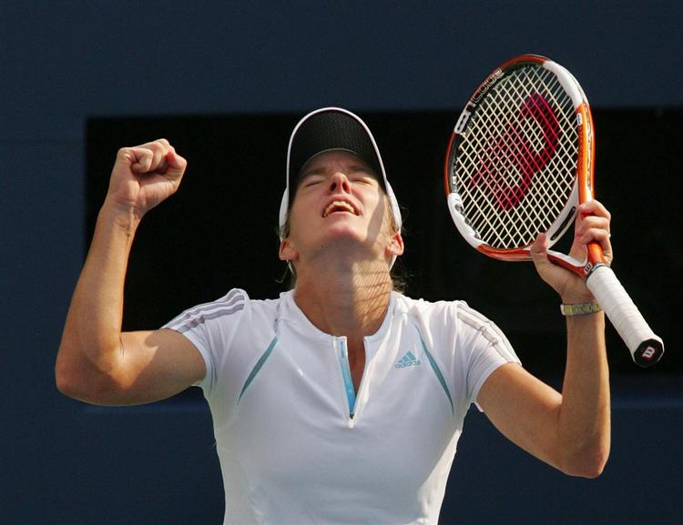 Belgiske Henin-Hardenne jubler efter sidste bold mod serberen Jankovic. 