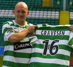 Thomas Gravesen fremviser trøje nr. 16 - og glæder sig til debuten i morgen. 