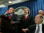 Den amerikanske præsident George W. Bush (til venstre) må erkende, at en ny rapport afviser formelle forbindelser mellem Saddam Hussein og al-Qaeda. Talsmand for Det Hvide Hus, Tony Snow (til højre), mener ikke, at rapporten bringer noget nyt. 