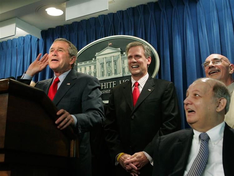 Den amerikanske præsident George W. Bush (til venstre) må erkende, at en ny rapport afviser formelle forbindelser mellem Saddam Hussein og al-Qaeda. Talsmand for Det Hvide Hus, Tony Snow (til højre), mener ikke, at rapporten bringer noget nyt. 
