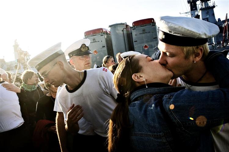Afsked på det danske flådefartøj 'Ravnen'. 