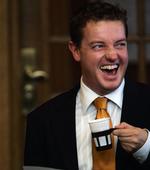 Venstres Jens Rohde hæver dobbeltløn frem til han opgiver sit Folketings-mandat. Det er nogle partier fortørnede over. 
