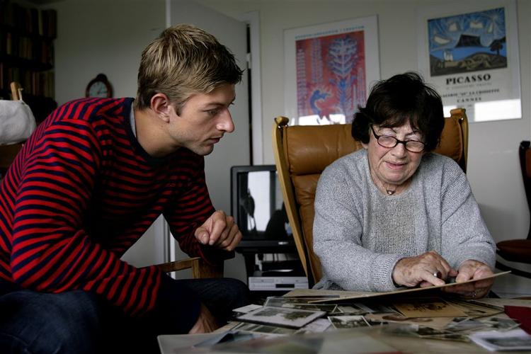 Trods mange ubehagelige minder fra Berlin glæder 82-årige Ulla Jessing sig til på torsdag at tage til storbyen for at følge sit barnebarn Martin Borre (th.) spille for OB mod Hertha i UEFA Cuppen. 