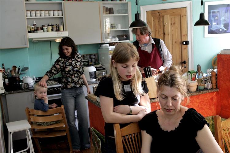 Det kan være en stor hjælp for danske børnefamilier med en udenlandsk au pair i huset. Men en række piger bliver udnyttet, melder au pair-bureauer og krisecentre. 