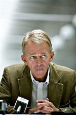 Villy Søvndal (SF) frygter, at regeringens udenrigspolitik vil gøre Danmark til USA's 51. stat. 
