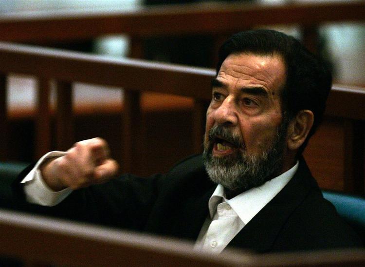 Under genoptagelsen af Anfal-retssagen mod Saddam Hussein insisterer eks-diktatoren fortsat på, at dommeren tiltaler ham 'præsident af Irak'. 