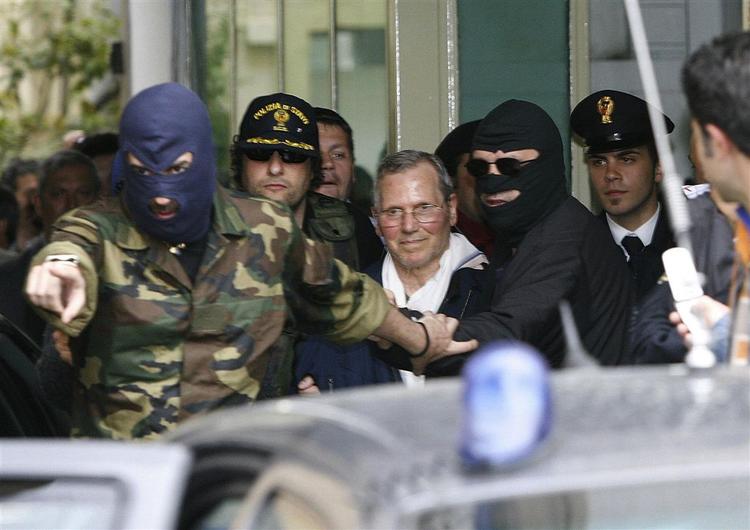 En af Italiens farligste mænd. Den formodede leder af den sicilianske mafia Cosa Nostra, Bernardo Provenzano, blev arresteret 11. april i år og straks anbragt i et topsikret fængsel. 