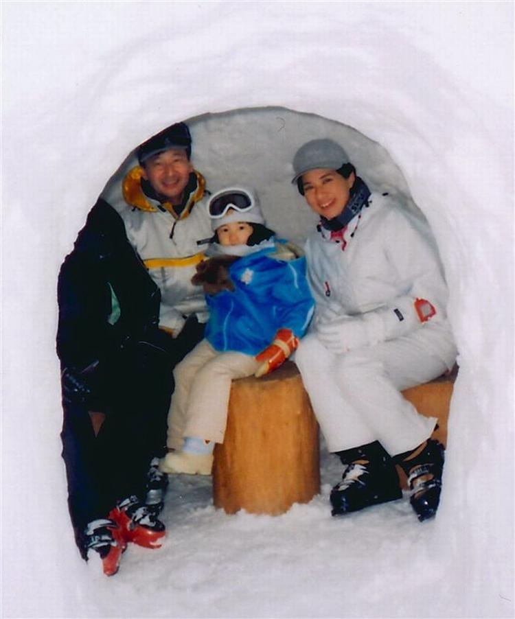 Siden 60'erne er der ikke født drengebørn i den japanske kongefamilie, så landet har indtil den lille nye prins fødsel måtte overveje at ændre tronfølgeloven, så kronprinseparrets datter, Aiko, som her flankeres af begge sine forældre, fik mulighed for at arve Krysantemum-tronen efter sin far, kronprins Naruhito. 