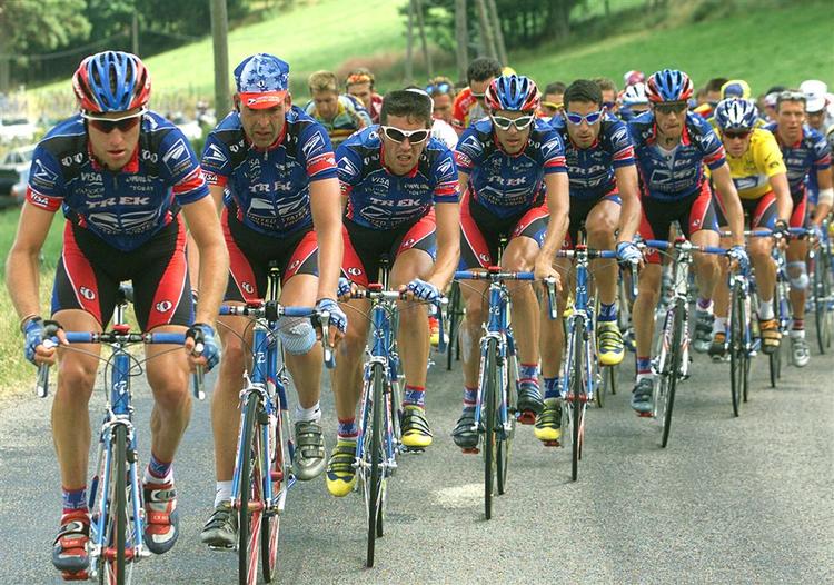 Lance Armstrong (i gult) fik i 1999 hjælp af US Postal-holdet bestående af (fra venstre) Christian Vandevelde, Peter Meinert, Pascal Derame, Kevin Livingstone, George Hincapie, Frankie Andreu og Tyler Hamilton. 