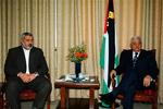 Den palæstinensiske ministerpræsident, Ismail Haniye (tv.) og præsident Mahmoud Abbas er lige blevet enige om en samlingsregering. 