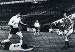 Bjarne Pettersson satte knæet på og scorede til 1-0, da Vanløse i 1974 mødte Benfica i Idrætsparken. 