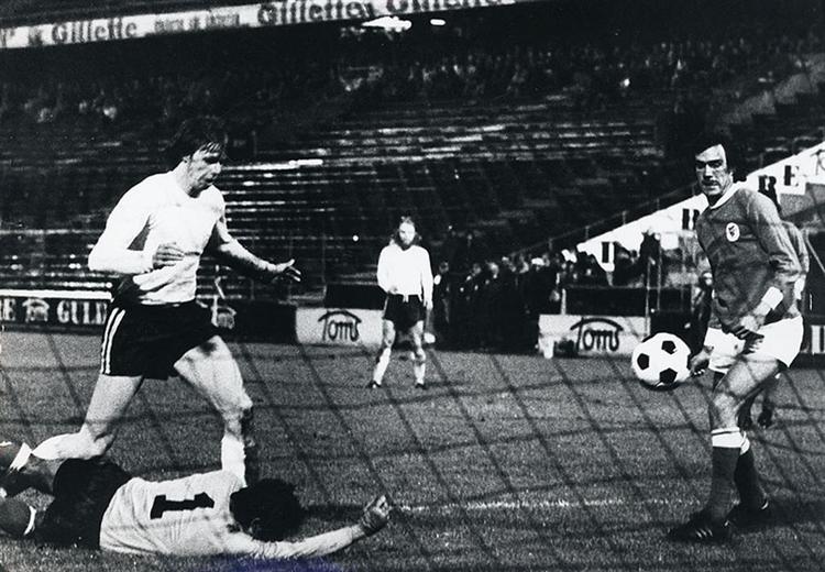 Bjarne Pettersson satte knæet på og scorede til 1-0, da Vanløse i 1974 mødte Benfica i Idrætsparken. 