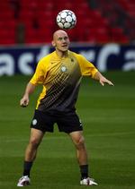 Thomas Gravesen under træningen på Old Trafford, hvor han tidligere har spillet med Everton. 