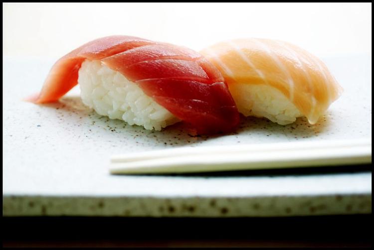 Sushi er blevet en så popolær spise, at verdens tunbestand nu er truet. 
