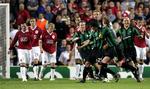 Gravesen og Celtic-spillerne jubler over 1-0-føringen. 