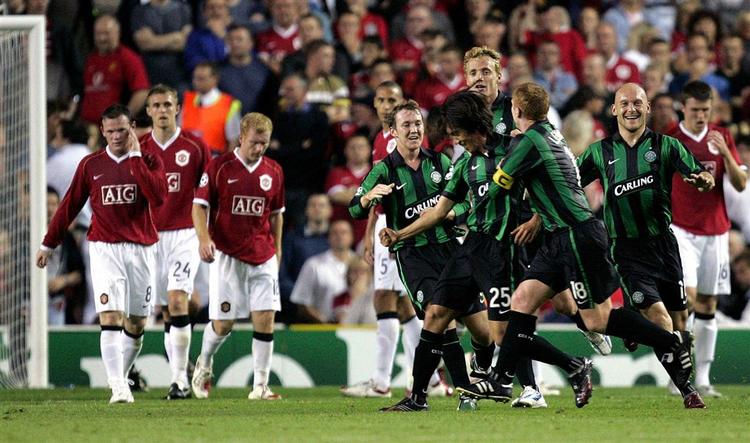 Gravesen og Celtic-spillerne jubler over 1-0-føringen. 