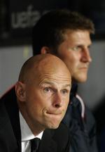 Ståle Solbakken med assistent Peter Nielsen i baggrunden. 