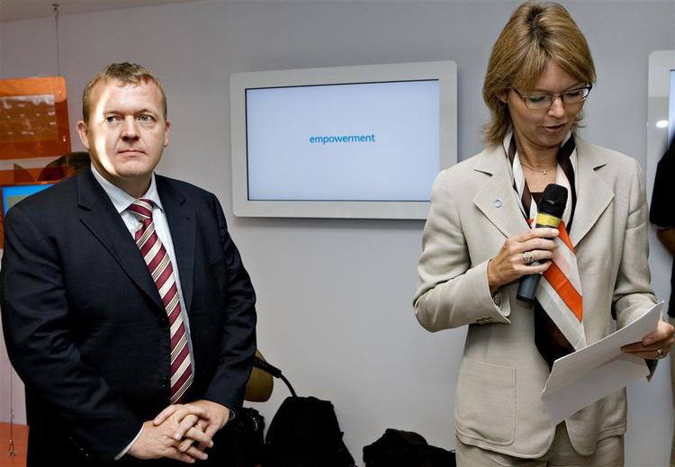 Sundhedsminister Lars Løkke Rasmussen og Lise Kingo, der er koncernchef i Novo Nordisk, åbnede diabetes-infobussen, der skal hele verden rundt. 