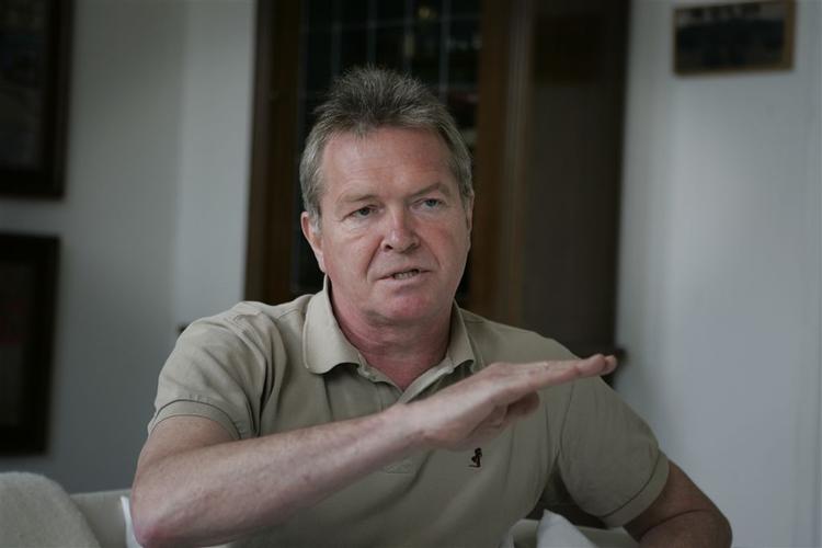 Frank Aaen mener, at forsvarsministeren 