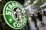 En amerikansk kvinde sagsøger kaffehuset Starbucks for 688 millioner kroner, fordi hun ikke må få en gratis kop kaffe. 