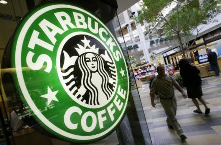 En amerikansk kvinde sagsøger kaffehuset Starbucks for 688 millioner kroner, fordi hun ikke må få en gratis kop kaffe. 
