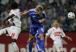 Søren Larsen stiger til vejrs og scorer det afgørende mål for Schalke 04. 