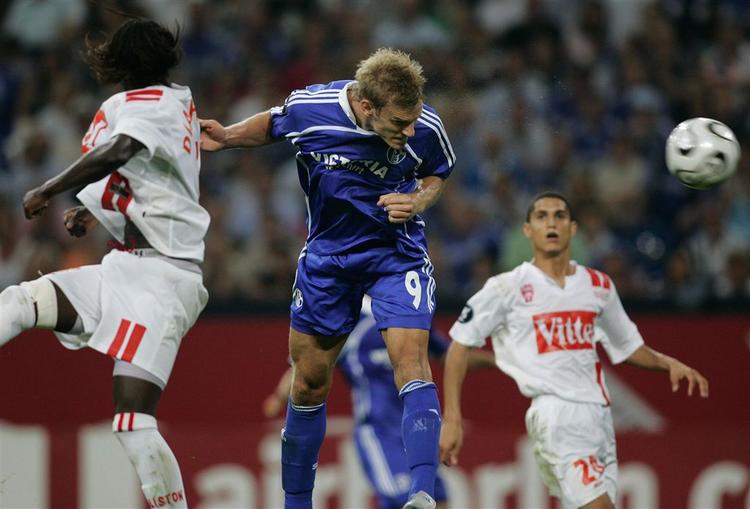 Søren Larsen stiger til vejrs og scorer det afgørende mål for Schalke 04. 