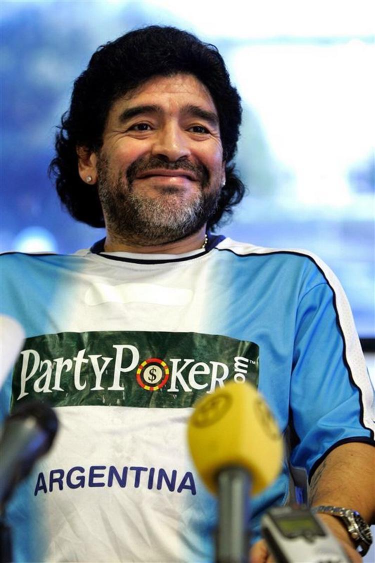 Maradona var ikke helt i så strålende humør, da han ankom til Danmark, som han var på dette billede fra tirsdag i Sverige. 