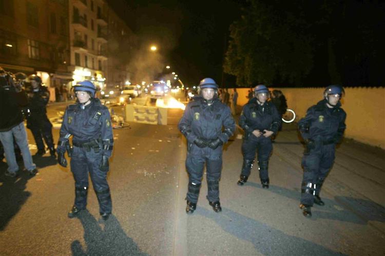 Politi afspærrede sent i dag Nørrebrogade i København for at komme frem til en demonstration med 'autonome', der havde sat ild til containere. 