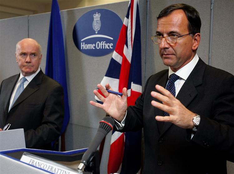 Den italienske EU-kommissær Franco Frattini vil have flere regler mod terror indført i en fart. 