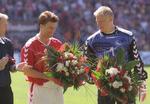Michael Laudrup og Peter Schmeichel stoppede begge frivilligt på landsholdet. Laudrup stoppede helt, mens Schmeichel spillede videre på klubplan i flere år. 