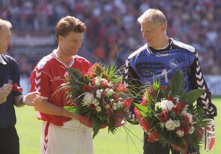 Michael Laudrup og Peter Schmeichel stoppede begge frivilligt på landsholdet. Laudrup stoppede helt, mens Schmeichel spillede videre på klubplan i flere år. 
