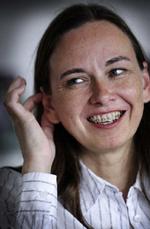 Dag og nat. Yrsa Sigurdardottir er ingeniør på et kraftværk og undrer sig over, at der ikke er flere ingeniører, der skriver kriminalromaner. »Det ligger i direkte forlængelse af den måde, ingeniører tænker på«, mener hun om sin aftenfornøjelse: at udtænke makabre plots. – Foto: Morten Langkilde 