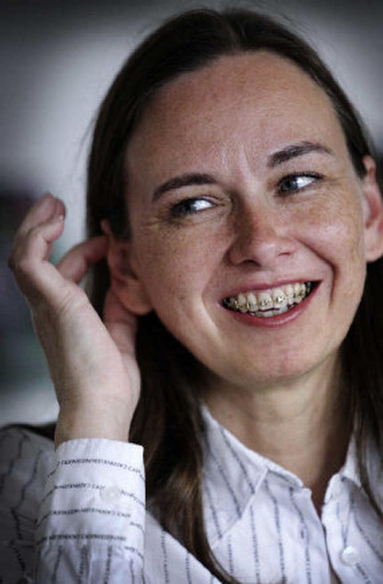 Dag og nat. Yrsa Sigurdardottir er ingeniør på et kraftværk og undrer sig over, at der ikke er flere ingeniører, der skriver kriminalromaner. »Det ligger i direkte forlængelse af den måde, ingeniører tænker på«, mener hun om sin aftenfornøjelse: at udtænke makabre plots. – Foto: Morten Langkilde 