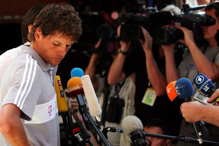 Jan Ullrich afbrød sin bryllupsrejse, efter politiet ransagede hans hjem. 