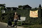 Inga Nedergaard venter på bussen. Hun har boet i haveforeningen, der grænser op til Kløvermarken, i 15 år. 