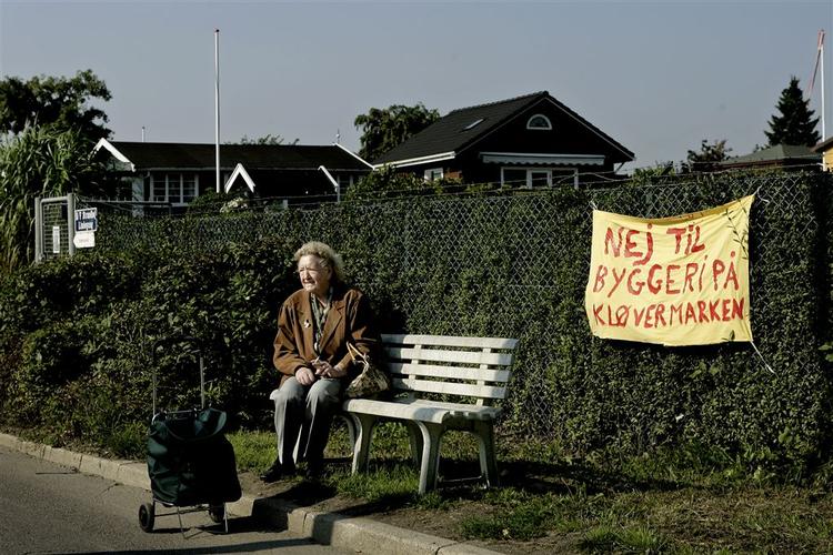 Inga Nedergaard venter på bussen. Hun har boet i haveforeningen, der grænser op til Kløvermarken, i 15 år. 