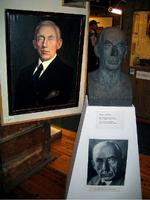 Slemme Roald. Mænd, der er optændt af udødelighed, er ofte nogle skiderikker. Roald Amundsen var ingen undtagelse. Ikke desto mindre er han stadig en helt i Norge. Her i en opstilling på Polarmuseet i Tromsø. 