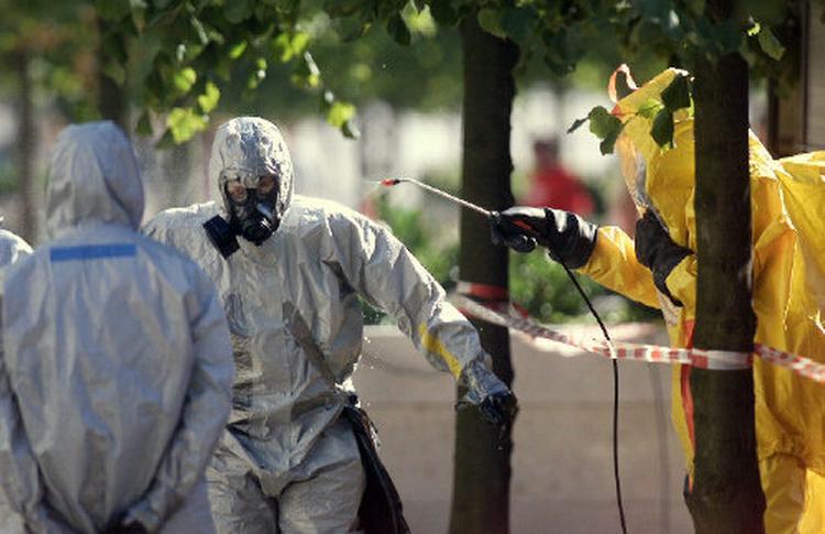 Overalt i Danmark er der farlige stoffer og virus, som kan benyttes af terrorister. Adgangen til dem er ikke sikker nok, mener eksperter. 