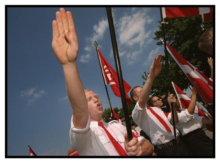 Nazister får lov til mere i Danmark end de ville få i Tyskland, siger tysk efterretningstjeneste. 