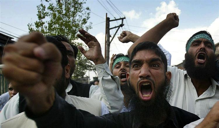 Muslimer i en række lande har været på barrikaderne over pavens udtalelser. Her er det muslimer i Indien, der demonstrerer. 
