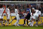 Jonas Kamper scorer sejrsmålet mod Bayern. Oliver Kahn spræller forgæves. 