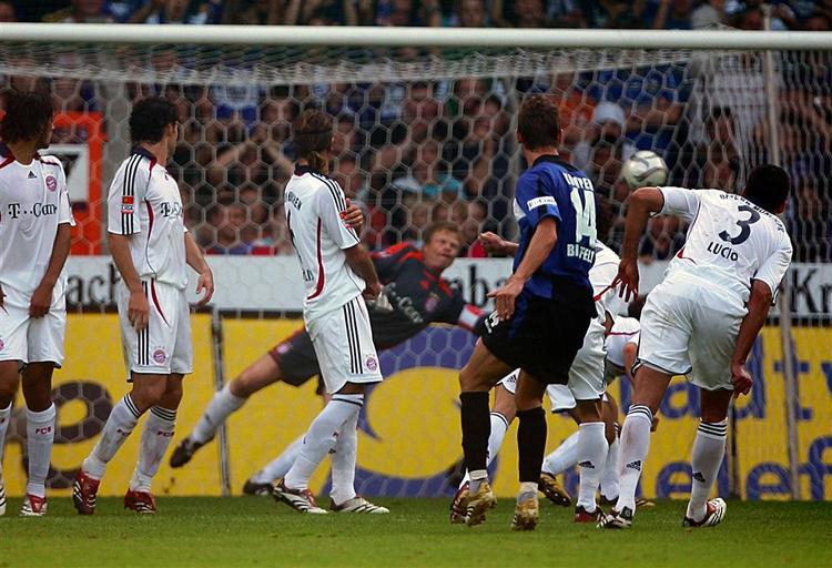 Jonas Kamper scorer sejrsmålet mod Bayern. Oliver Kahn spræller forgæves. 
