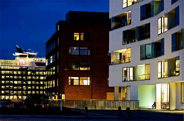 Ruth Campaus glasskillere med silketrykte striber følger farvelæren og kaster klædelige skygger på den hvide arkitektur. 