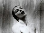 Janet Leigh i en rolig stund i brusebadet. Kort efter bliver hun stukket ned af en gal mand i én af filmhistoriens mest kendte gyserscener. - Foto: AP 