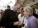 Fredrik Reinfeldt (tv) står i spidsen for den borgerlige alliance, der har et knebent forspring ifølge meningsmålingerne. 