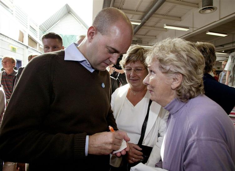 Fredrik Reinfeldt (tv) står i spidsen for den borgerlige alliance, der har et knebent forspring ifølge meningsmålingerne. 