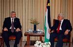 Den palæstinensiske ministerpræsident, Ismail Haniye (tv.), repræsenterer Hamas, men præsident Mahmoud Abbas er fra Fatah. 