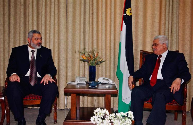 Den palæstinensiske ministerpræsident, Ismail Haniye (tv.), repræsenterer Hamas, men præsident Mahmoud Abbas er fra Fatah. 